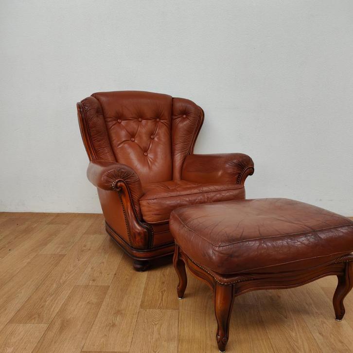 Vintage lederen fauteuil met hocker, oorfauteuil, Huis en Inrichting, Fauteuils, Gebruikt, Hout, Leer, 50 tot 75 cm, 75 tot 100 cm