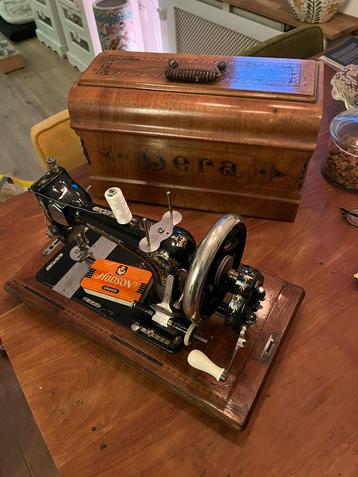 Antieke Hera Naaimachine beschikbaar voor biedingen