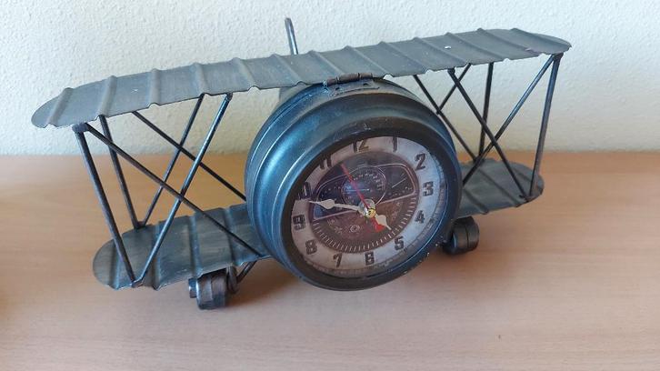 KLOK in de vorm van een 2-dekker vliegtuig (bronskleurig)., Huis en Inrichting, Woonaccessoires | Klokken, Nieuw, Wekker of Tafelklok