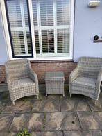 Leuk loungesetje van kunstriet - 2 stoelen + tafeltje, 2 zitplaatsen, Gebruikt, Ophalen of Verzenden, Loungeset
