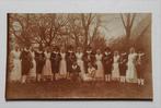 Oude foto van dansgroep Klederdracht circa 1930, Foto, Klederdracht, Ophalen of Verzenden, Zo goed als nieuw