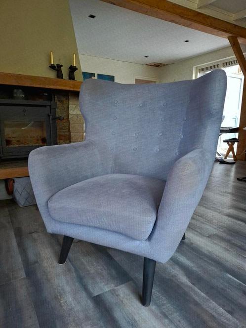Lichtblauwe Oorfauteuil met Zwarte Pootjes, Huis en Inrichting, Fauteuils, Gebruikt, Hout, Stof, 75 tot 100 cm, 75 tot 100 cm