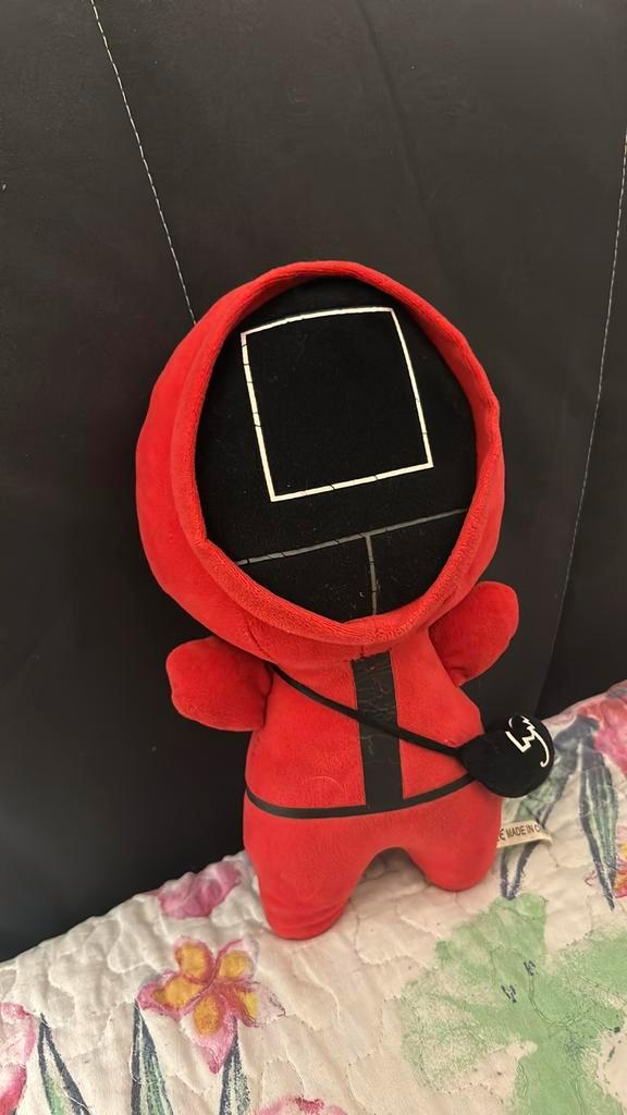 Squid Game Knuffel - Bewaker Vierkant, Kinderen en Baby's, Speelgoed | Knuffels en Pluche, Zo goed als nieuw, Overige typen, Ophalen of Verzenden