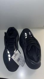 Yeezy 700 Boost V3 Dark Glow, Kleding | Heren, Schoenen, Ophalen of Verzenden, Nieuw, Zwart