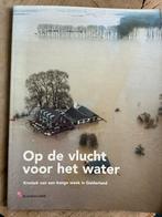 Op de vlucht voor het water - Gelderland, Boeken, Geschiedenis | Stad en Regio, Ophalen of Verzenden, 20e eeuw of later, Zo goed als nieuw