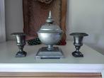 2 Gietijzeren versaille vaasjes met aluminium pinakel?, Antiek en Kunst, Ophalen