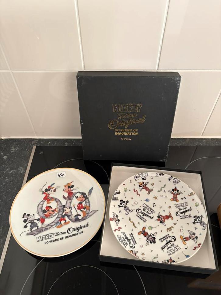 Disney parks exclusive hongkong mickey 90 jaar borden set, Verzamelen, Disney, Zo goed als nieuw, Mickey Mouse, Ophalen of Verzenden