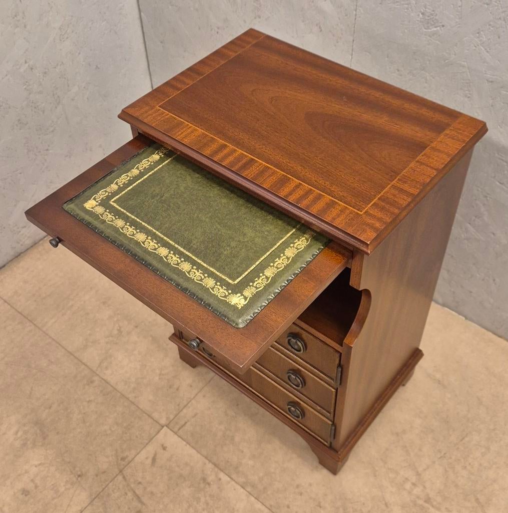 Klassiek houten kastje met schrijfblad, Ophalen