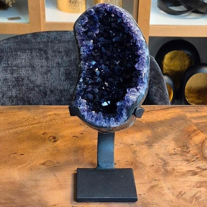 amethist uruguay op standaard donkerpaars, Verzamelen, Mineralen en Fossielen, Mineraal, Ophalen of Verzenden