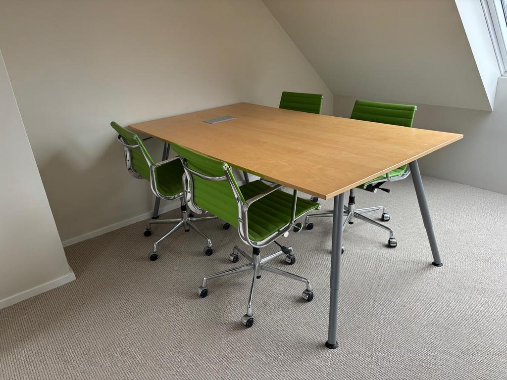 Vergadertafel (ikea)met 4 groene stoelen, Huis en Inrichting, Bureaus, Ophalen of Verzenden