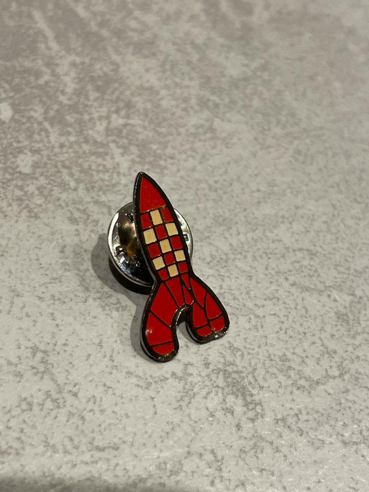 Kuifje Raket Pin - Hergé Atlas - Enamel Pin, Verzamelen, Speldjes, Pins en Buttons, Zo goed als nieuw, Speldje of Pin, Figuurtje