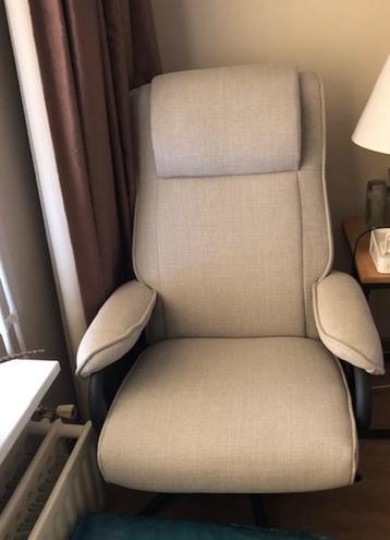 Fauteuil met voetenbankje beschikbaar voor biedingen