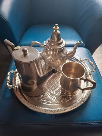 Vintage Dienblad met Kannen en Kop beschikbaar voor biedingen