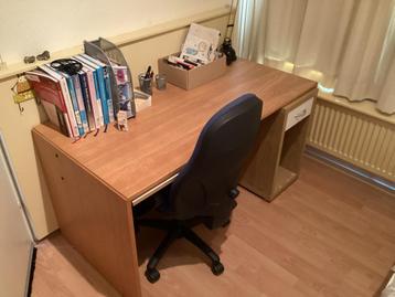 Buro met Lade en PC ruimte  en stoel beschikbaar voor biedingen