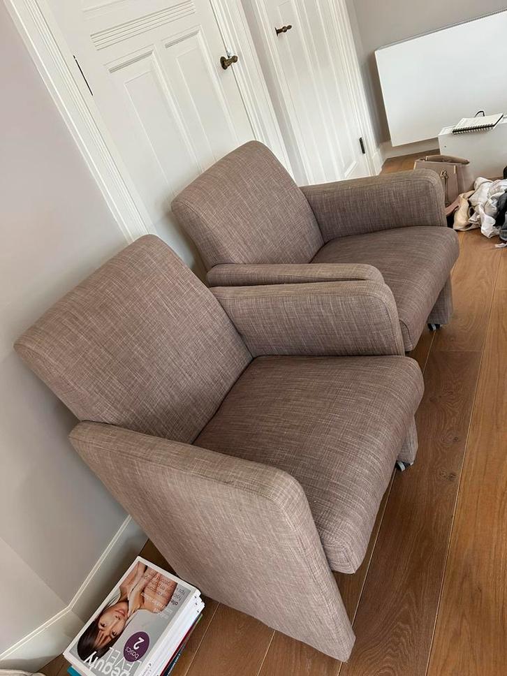 Vier grijs-bruine fauteuils (op wieltjes), Huis en Inrichting, Fauteuils, Zo goed als nieuw, Stof, 50 tot 75 cm, Minder dan 75 cm
