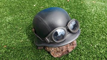 Motorhelm met bril beschikbaar voor biedingen