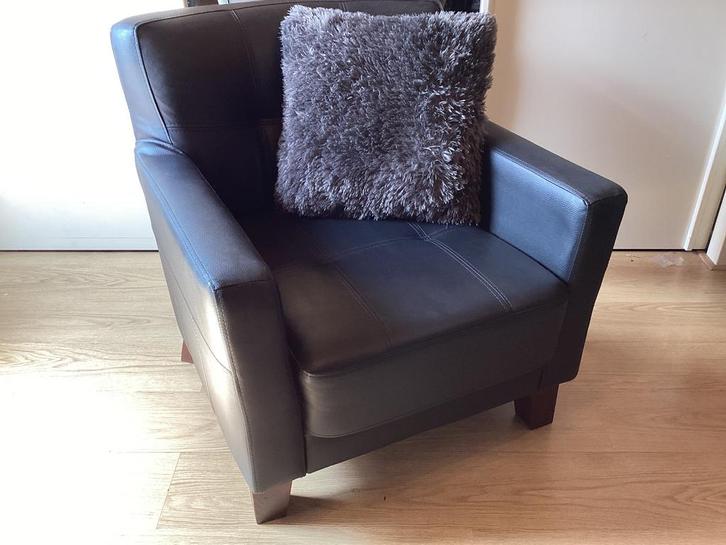 Prachtige zwart kunststof-leren stoel in zeer goede staat!, Huis en Inrichting, Fauteuils, Zo goed als nieuw, Kunststof, 50 tot 75 cm