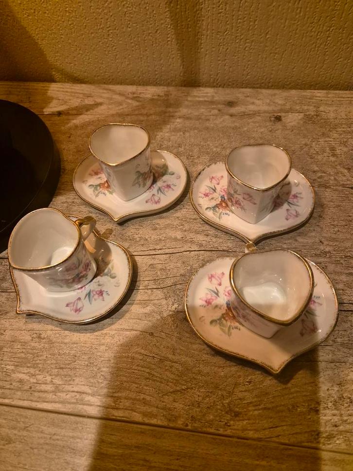 Antieke Hongaarse Hart Kop en Schotels (4), Huis en Inrichting, Keuken | Servies, Gebruikt, Kop(pen) en/of Schotel(s), Overige stijlen