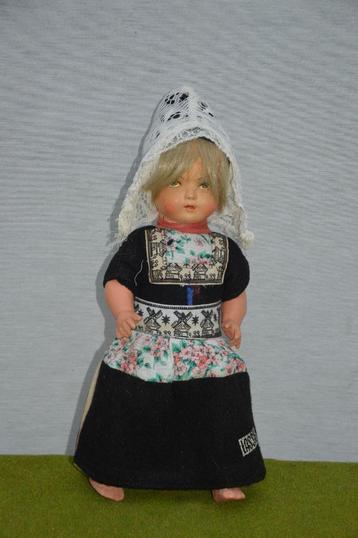 Oude Lassie pop van papier mache in klederdracht 28 cm `50s beschikbaar voor biedingen