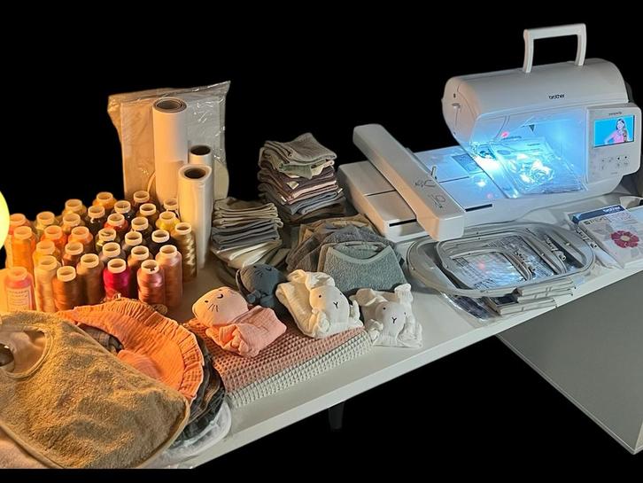 Brother Innov-is NV880E Borduurmachine plus veel extra’s, Hobby en Vrije tijd, Naaimachines en Toebehoren, Zo goed als nieuw, Naaimachine