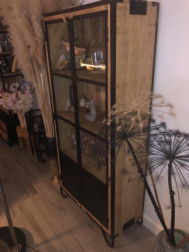 Industriele vitrinekast met glas/zwart staal en mangohout., Huis en Inrichting, Kasten | Vitrinekasten, Zo goed als nieuw, 150 tot 200 cm