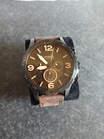 Fossil Herenhorloge met leren band beschikbaar voor biedingen