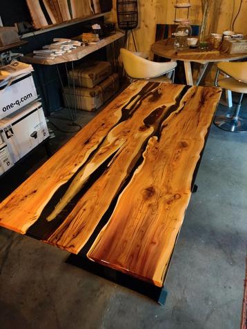 Taxus houten tafel met epoxy op maat gemaakt. beschikbaar voor biedingen