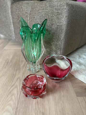 3 antieke kristallen werken – groene vaas & 2 roze schalen beschikbaar voor biedingen