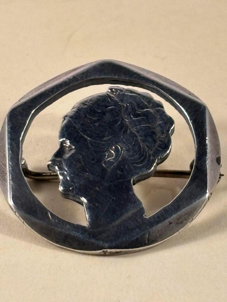 Zilveren broche van gulden, Wilhelmina, stil verzet WW2, Antiek en Kunst, Antiek | Goud en Zilver, Zilver, Ophalen of Verzenden