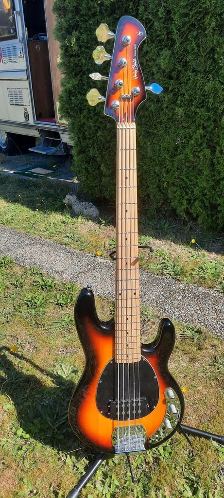Harley Benton MB-5 3-Tone Sunburst, deluxe series electric b, Muziek en Instrumenten, Snaarinstrumenten | Gitaren | Bas, Zo goed als nieuw