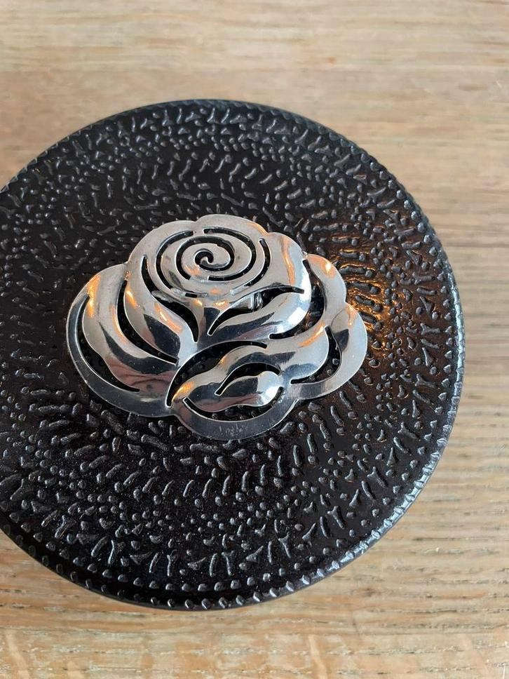 Prachtige vintage verzilverde broche in roosvorm, Sieraden, Tassen en Uiterlijk, Broches, Zo goed als nieuw, Overige materialen