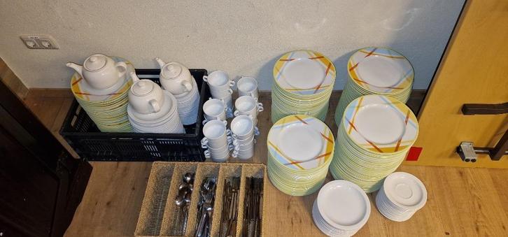 Set servies borden, soepkommen en overig, Huis en Inrichting, Keuken | Servies, Zo goed als nieuw, Bord(en), Overige stijlen, Aardewerk