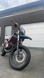 Derbi Senda SM X-TREME, Fietsen en Brommers, Brommers | Derbi, Maximaal 45 km/u, 6 versnellingen, 70 cc, Zo goed als nieuw