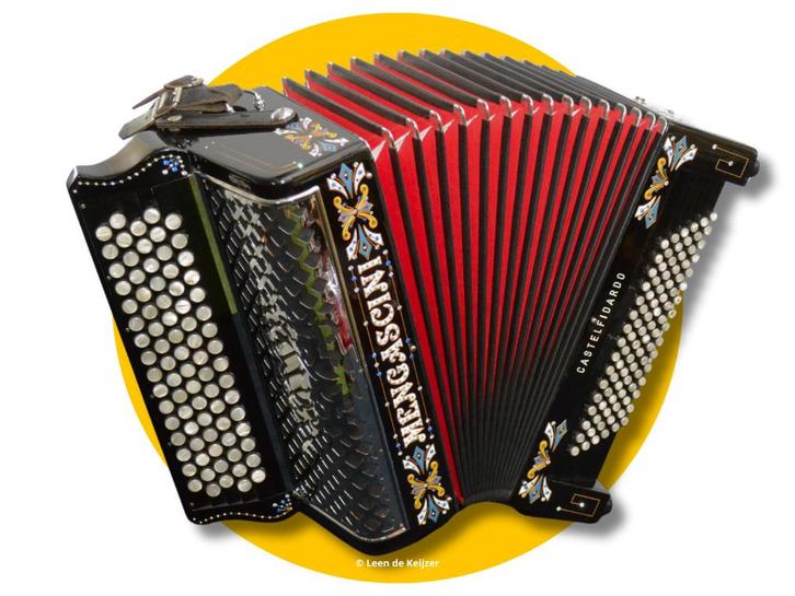 Mengascini Retro, Muziek en Instrumenten, Accordeons, Zo goed als nieuw, Knopaccordeon, 96-bas, Overige merken, Met koffer, Met riemen