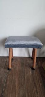 Vintage grijs voetenbankje, Hout, Minder dan 50 cm, Gebruikt, Minder dan 50 cm