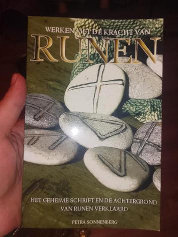 Petra Sonnenberg - Werken met de kracht van runen beschikbaar voor biedingen