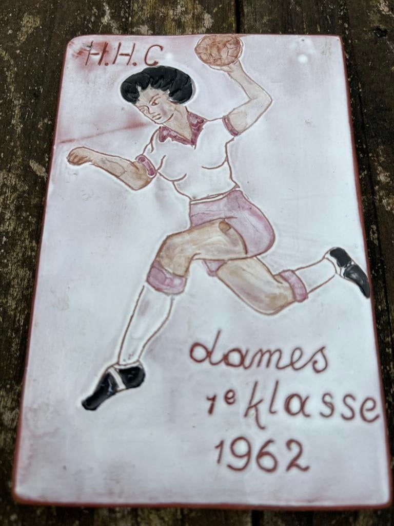 Vintage aardewerk tegel hhc dames handbal, Verzenden