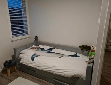 Woood bed en kast Dennis betongrijs