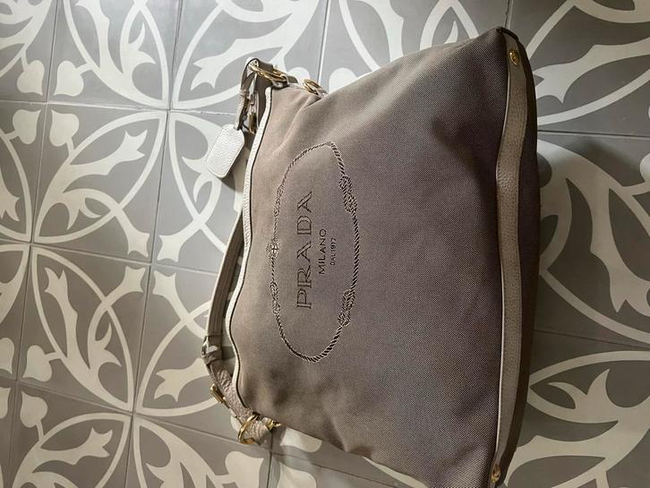 Prada Handtas - Stijlvol & Tijdloos!, Sieraden, Tassen en Uiterlijk, Tassen | Damestassen, Zo goed als nieuw, Handtas, Beige, Ophalen of Verzenden