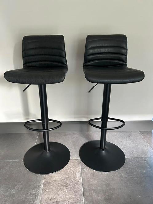 Moet snel weg: 2 zwarte leren draaibare barstoelen, Huis en Inrichting, Barkrukken, Gebruikt, 90 cm of meer, Leer, 2 krukken, In hoogte verstelbaar