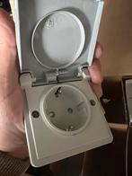 Stopcontact met randaarde en klapdeksel (Niko), Doe-het-zelf en Verbouw, Ophalen of Verzenden, Zo goed als nieuw