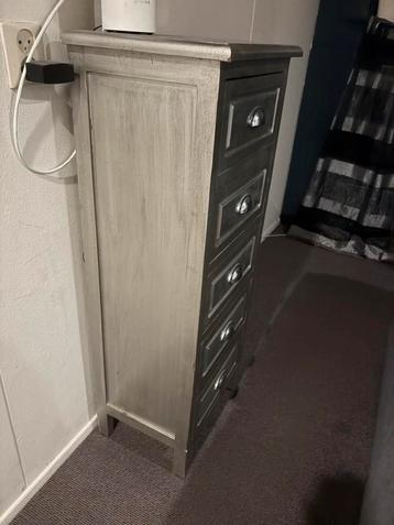 Ladekast met 6 lades beschikbaar voor biedingen