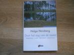 Helga Herzberg Door het oog van de naald, Boeken, Ophalen of Verzenden, Tweede Wereldoorlog, Zo goed als nieuw, Overige onderwerpen