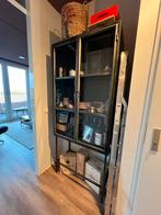 Mooie ruime vitrinekast van staal, Huis en Inrichting, Kasten | Vitrinekasten, Ophalen, 50 tot 100 cm, Zo goed als nieuw, 150 tot 200 cm