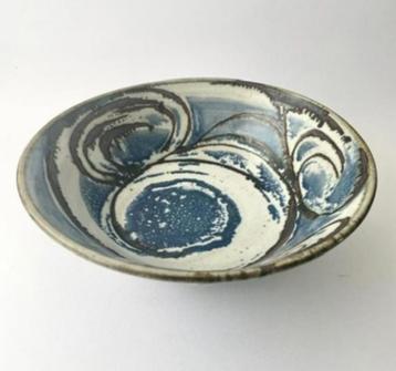 Keramische Schaal gesigneerd beschikbaar voor biedingen