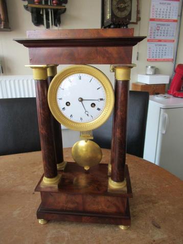 Oer 11333 ANTIEKE vergulde mahoniehouten kolomklok beschikbaar voor biedingen