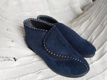 Nieuwe pantoffels.  beschikbaar voor biedingen