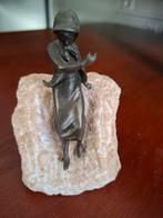 Bronzen beeldje op steen, Antiek en Kunst, Ophalen