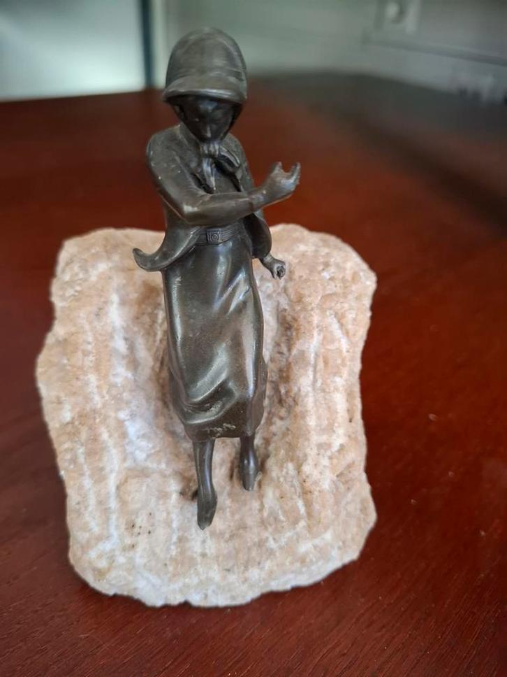 Bronzen beeldje op steen, Antiek en Kunst, Kunst | Beelden en Houtsnijwerken, Ophalen