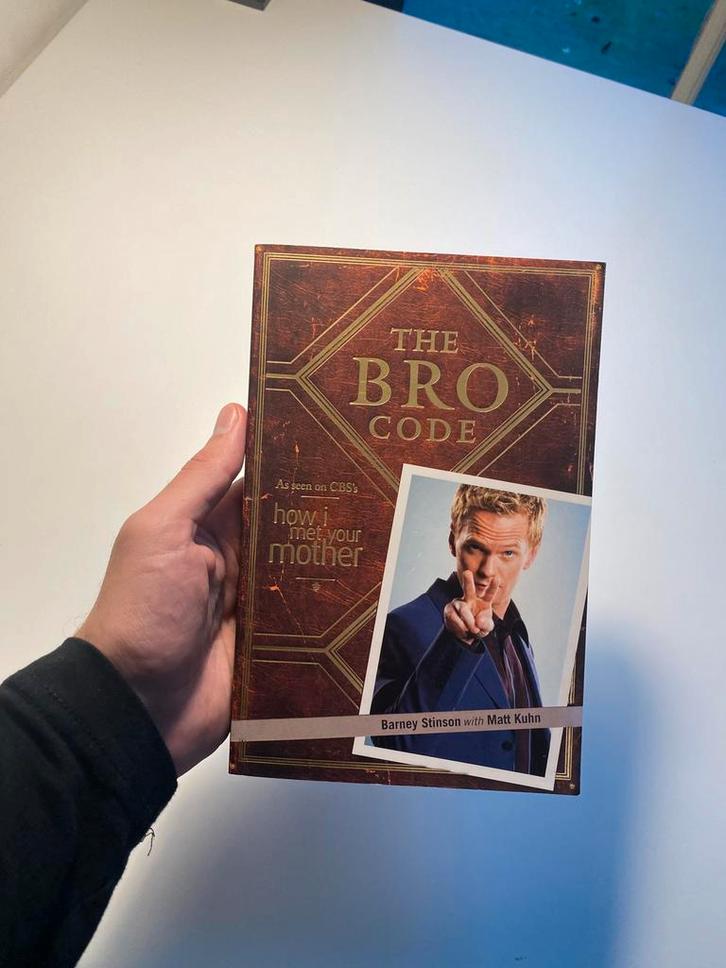 The Bro Code - Barney Stinson & Matt Kuhn, Boeken, Humor, Zo goed als nieuw, Anekdotes en Observaties, Ophalen of Verzenden